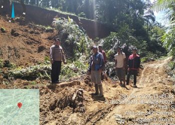 Polsek Dolok Silou Bersama Warga Gotong Royong Bersihkan Material Tanah Longsor di Dusun Batu Holing