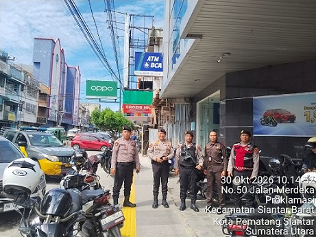 KBO IPTU Pitra Jaya SH, Kanit Pam Obvit IPDA Irwan Saragih dan Kanit Turjawali IPDA Vernando Sinaga saat patroli dialogis