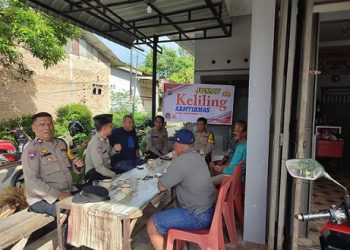 Wakapolsek IPTU R. Manurung didampingi Bhabinkamtibmas AIPTU Sabam Ambarita, AIPDA Nurdin dan BRIPKA Sunandar Jumat Keliling Kamtibmas di Jalan Tanjung Tonga