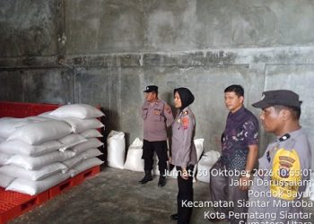 Kaposlek Siantar Selatan IPTU Suhaira Marbun SH didampingi Kanit Reskrim IPDA J. Manihuruk SH, PS. Kanit Binmas Aiptu Panogaran Manurung, serta Bhabinkamtibmas dampingi Penjualan 1,7 Ton Jagung Petani Binaan ke Bulog Cabang Pematangsiantar