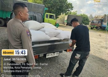 Bhabinkamtibmas AIPTU Sabam Ambarita, AIPDA Nurdiansyah dan BRIPKA Sunandar mendampingi penjualan jagung petani binaan ke Bulog Cabang Pematangsiantar