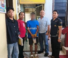 Pelaku LS alias Kretek saat diserahkan Kanit Reskrim IPDA Ricardo Rajagukguk S.Sos dan Tim Opsnal ke Polres Pematangsiantar untuk ditahan
