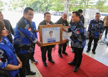 Wali Kota Pematangsiantar Wesly Silalahi SH MKn menerima penghargaan sebagai Tokoh Toleransi pada Apel Kebangsaan GAMKI se-Sumut