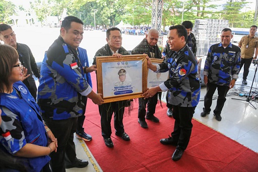 Wali Kota Pematangsiantar Wesly Silalahi SH MKn menerima penghargaan sebagai Tokoh Toleransi pada Apel Kebangsaan GAMKI se-Sumut