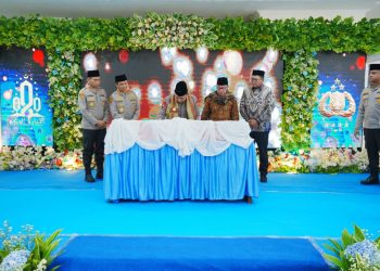 Kapolri Jenderal Listyo Sigit Prabowo meresmikan Pondok Al Inaaroh Al Hikam Buntet Pesantren di Cirebon, Jawa Barat, pada Selasa (22/4/25).