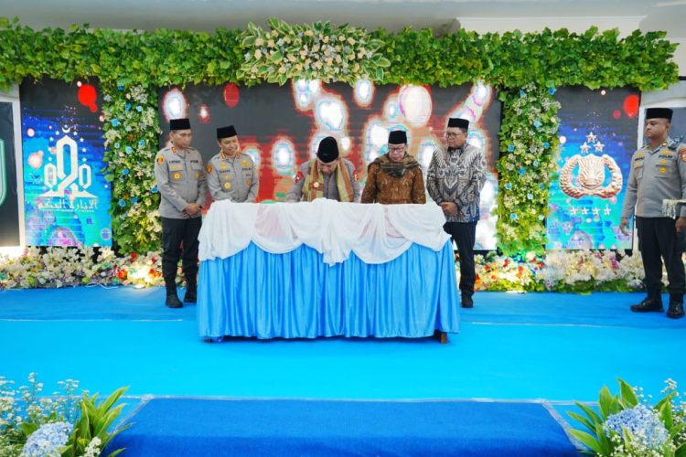 Kapolri Jenderal Listyo Sigit Prabowo meresmikan Pondok Al Inaaroh Al Hikam Buntet Pesantren di Cirebon, Jawa Barat, pada Selasa (22/4/25).