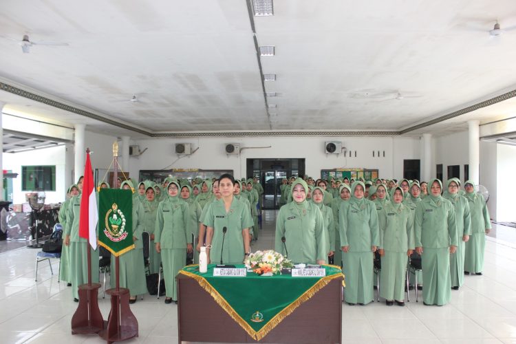 Anggota Persit Kartika Chandra Kirana Kodim 1016/Plk mengikuti sosialisasi tentang bahaya investasi bodong secara Vicon bertempat di Aula Kodim 1016/Plk, Rabu (23/04/2025).