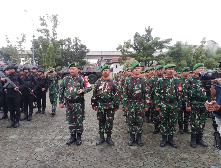 Komandan Distrik Militer 0402/OKI Letkol Inf Yontri Bhakti S.H.,M.H menghadiri apel gelar pasukan dalam rangka Pengamanan VVIP kunjungan kerja Presiden Republik Indonesia di Desa Sungai Pinang kecamatan Rambutan Kabupaten Banyuasin Sumatera Selatan.