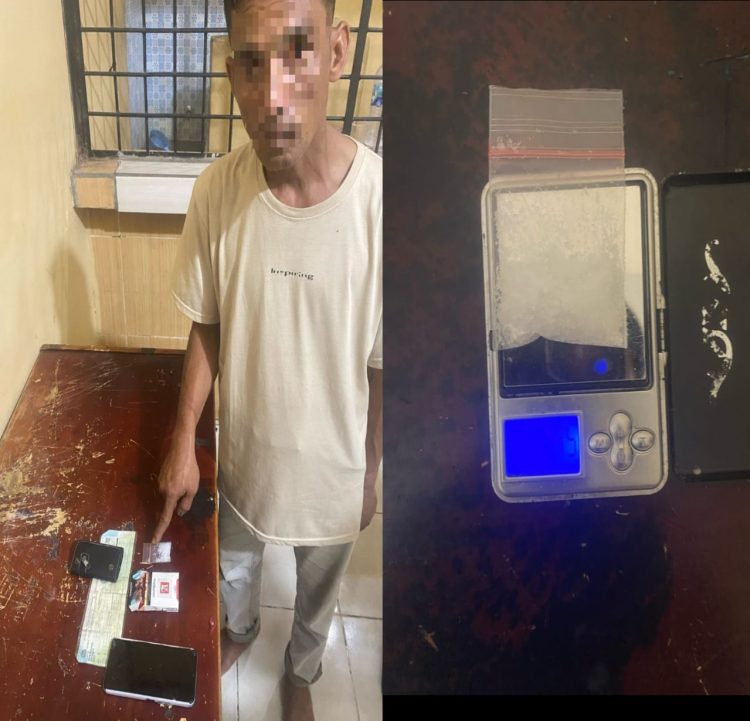Petugas segera melakukan penindakan dan berhasil mengamankan seorang pria yang diketahui bernama Dedi Hasian Ritonga alias Dedi (40), warga Desa Pekan Tolan, Kecamatan Kampung Rakyat, Kabupaten Labuhanbatu Selatan. Saat diamankan, petugas menemukan satu kotak rokok yang di dalamnya berisi satu bungkus plastik klip berisi narkotika jenis sabu seberat 2,46 gram bruto, yang berada di tangan kanan tersangka.