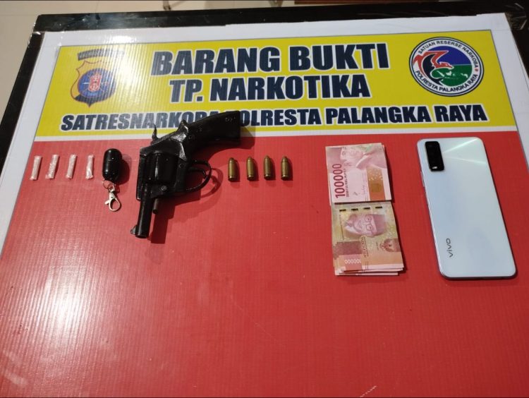 Penangkapan terhadap seorang pria bernama Mo (42) dilakukan di rumahnya yang berada di Jalan Marang, Kelurahan Marang, Kecamatan Bukit Batu, Kota Palangka Raya.