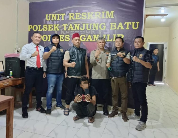 Seorang pria berinisial A (45), warga Dusun II Desa Tanjung Pinang II, diringkus saat bersembunyi di wilayah Desa Limbang Jaya II, Kecamatan Tanjung Batu, Kabupaten Ogan Ilir, pada Kamis malam (23/4/2025) sekitar pukul 22.00 WIB.