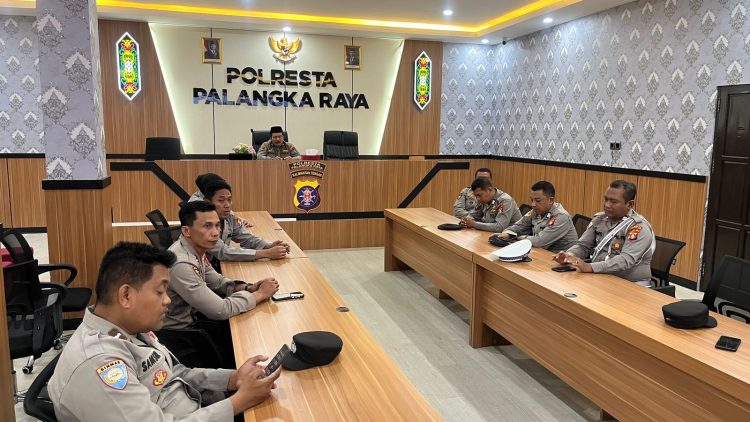 Polresta Palangka Raya mengikuti kegiatan Pembinaan Rohani (Binroh) bagi personel beragama Islam dan Kristen Protestan, Kamis (24/4/2025).