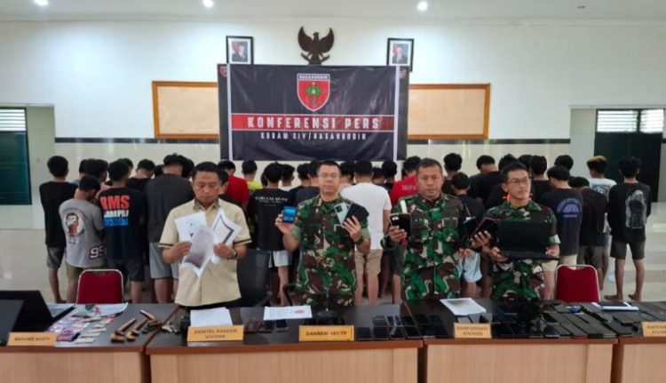 40 penipu online atau dikenal sebagai passobis berhasil diamankan oleh tim khusus Gabungan Intelijen Kodam XIV Hasanuddin di Kabupaten Sidenreng Rappang (Sidrap), Sulawesi Selatan.