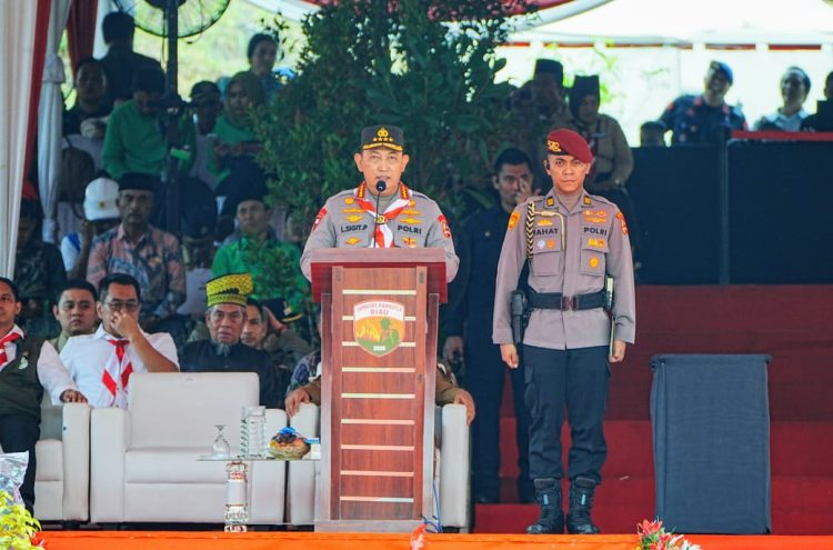 Kapolri Jenderal Listyo Sigit Prabowo menjadi Inspektur upacara pembukaan Jambore Karhutla 2025 di Bumi Perkemahan Tahura Sultan Syarif Hasyim, Kabupaten Siak, Jumat (25/4/2025).