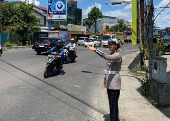 Polisi Wanita (Polwan) Polres Gowa yang tergabung dalam program “Pak Somat” (Polwan Amankan Sholat Jum’at) melaksanakan tugas pengamanan kegiatan Shalat Jumat di beberapa masjid yang berada dalam wilayah Kecamatan Somba Opu, Jumat (25/4/25).