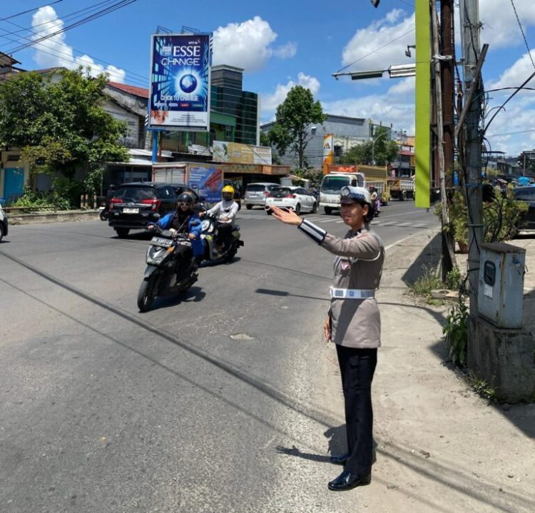 Polisi Wanita (Polwan) Polres Gowa yang tergabung dalam program “Pak Somat” (Polwan Amankan Sholat Jum’at) melaksanakan tugas pengamanan kegiatan Shalat Jumat di beberapa masjid yang berada dalam wilayah Kecamatan Somba Opu, Jumat (25/4/25).