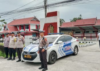 Personel Satuan Lalu Lintas (Satlantas) Polresta Palangka Raya melaksanakan pengamanan kegiatan jalan sehat yang digelar di Lembaga Pemasyarakatan Kelas II A Palangka Raya, Sabtu (26/4/2025).
