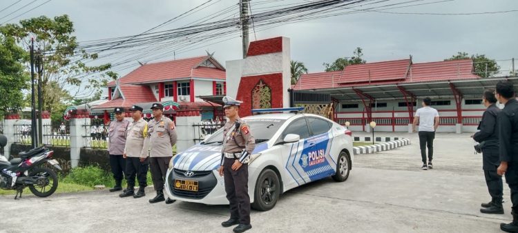 Personel Satuan Lalu Lintas (Satlantas) Polresta Palangka Raya melaksanakan pengamanan kegiatan jalan sehat yang digelar di Lembaga Pemasyarakatan Kelas II A Palangka Raya, Sabtu (26/4/2025).