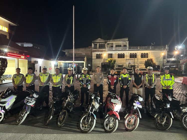 Sebanyak 12 unit kendaraan roda dua diamankan Tim Blue Light Patrol Polres Samosir dalam kegiatan yang digelar pada Sabtu malam hingga Minggu (27/4/2025) dini hari, sekitar pukul 01.15 WIB.
