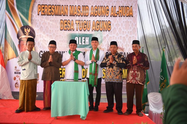 Gubernur Sumatera Selatan, Herman Deru dan Bupati Ogan Komering Ilir Muchendi meresmikan Masjid Agung Al Huda di Desa Tugu Agung, Kecamatan Lempuing, Kabupaten OKI, Minggu, (27/4/25).