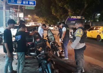 Personel Polresta Manado melaksanakan kegiatan bertajuk “Sibulan” atau Sikat Pemabuk Jalanan, pada Sabtu malam (tanggal sesuai pelaksanaan). Operasi ini menyasar individu yang mabuk di tempat umum dan berpotensi menimbulkan gangguan kamtibmas, Jumat (25/4/2025).
