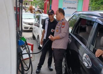 Personel dari Polsek Wenang melaksanakan kegiatan pemantauan dan pengaturan arus lalu lintas di sejumlah SPBU yang berada di wilayah hukum Polsek Wenang, Sabtu (26/4/2025).