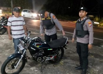 Polsek Pineleng melaksanakan kegiatan Program Unggulan Polresta Manado bertajuk Sibulan (Sikat Pemabuk Jalanan) pada Jumat malam (25/4/2025).