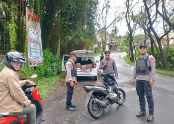 Polsek Pineleng di bawah naungan Polresta Manado melaksanakan kegiatan rutin yang ditingkatkan (KRYD) sekaligus patroli rutin di wilayah hukumnya, Jumat malam (25/4/2025).
