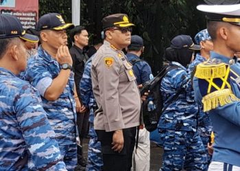 Kapolresta Manado Kombes Pol Julianto Sirait memimpin langsung kegiatan pengamanan dalam acara Kirab Cakra Wahana Paksa (CWP) Taruna Akademi Angkatan Udara (AAU) Tingkat III Tahun Ajaran 2025, Sabtu pagi, 26 April 2025 pukul 07.00 WITA.