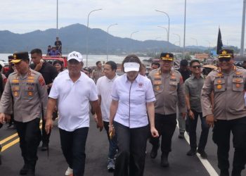 Kapolresta Manado, Kombes Pol Julianto Sirait, menghadiri secara langsung kegiatan Selebrasi Paskah Remaja GMIM tahun 2025 yang digelar dengan meriah dan penuh sukacita pada Sabtu (26/4/2025). Kegiatan ini diikuti ribuan remaja dari berbagai jemaat GMIM se-Sinode dan dipusatkan di kawasan Megamas, Manado.