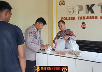 Polsek Tanjung Batu menerapkan penggunaan alat metal detector untuk pemeriksaan terhadap keluarga atau masyarakat yang akan membesuk tahanan di ruang sel.
