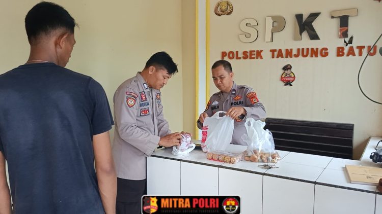 Polsek Tanjung Batu menerapkan penggunaan alat metal detector untuk pemeriksaan terhadap keluarga atau masyarakat yang akan membesuk tahanan di ruang sel.