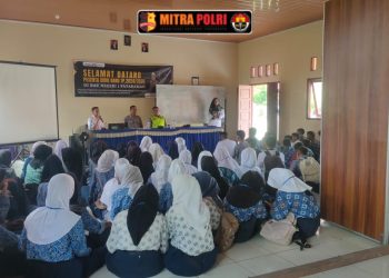 Polsek Tanjung Batu melaksanakan program Police Go To School di SMK Negeri 1 Payaraman, Kecamatan Payaraman, Kabupaten Ogan Ilir.