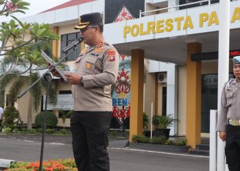 Wakapolresta Palangka Raya AKBP Moch. Isharyadi Fitriawan, S.I.K., M.M. memimpin langsung pelaksanaan apel pagi di halaman Mapolresta Palangka Raya, Senin (28/4/2025).