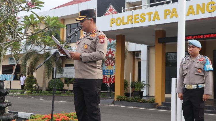 Wakapolresta Palangka Raya AKBP Moch. Isharyadi Fitriawan, S.I.K., M.M. memimpin langsung pelaksanaan apel pagi di halaman Mapolresta Palangka Raya, Senin (28/4/2025).
