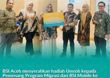 Bank Syariah Indonesia (BSI) Aceh menyerahkan hadiah Umroh kepada dua orang pemenang program migrasi dari BSI Mobile ke aplikasi Byond by BSI.