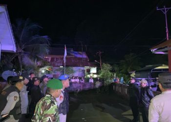 Personel Polsek Wori bersama unsur TNI dari Koramil 1309-05 Wori dan Pemerintahan Desa Kima Bajo melaksanakan Kegiatan Rutin Yang Ditingkatkan (KRYD) pada Sabtu (tanggal disesuaikan). Kegiatan ini dipimpin langsung oleh Kapolsek Wori, IPDA Muhammad Arya Al’Affandi, Senin (28/4/2025).