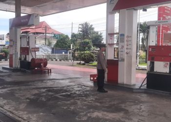 Personel Polsek Wanea yang dipimpin langsung oleh Kapolsek Wanea AKP Fatras Barambae Andawari melaksanakan pemantauan dan pengaturan arus lalu lintas di sejumlah SPBU yang berada di wilayah hukum Polsek Wanea, pada Senin (28/4/2025).