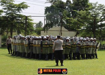Polres Ogan Ilir melaksanakan kegiatan latihan pengendalian massa (Dalmas) sebagai bentuk kesiapan dalam menghadapi potensi unjuk rasa. Kegiatan ini dilaksanakan pada hari Selasa, 29 April 2025, bertempat di halaman Mapolres Ogan Ilir.