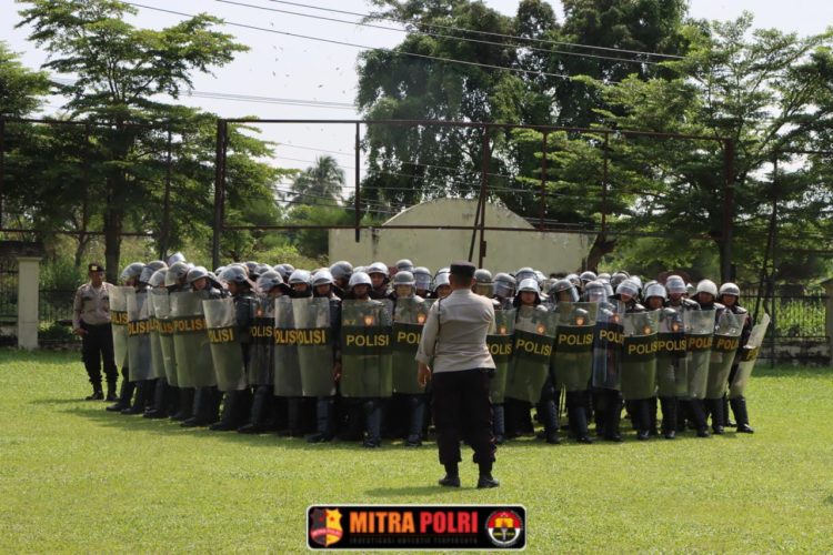 Polres Ogan Ilir melaksanakan kegiatan latihan pengendalian massa (Dalmas) sebagai bentuk kesiapan dalam menghadapi potensi unjuk rasa. Kegiatan ini dilaksanakan pada hari Selasa, 29 April 2025, bertempat di halaman Mapolres Ogan Ilir.
