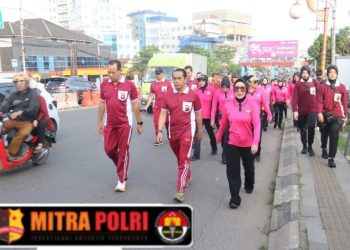 Bhayangkari Pengurus Daerah (PD) Sumatera Selatan menggelar kegiatan olahraga bersama, sekaligus bazar Usaha Mikro Kecil Menengah (UMKM) yang bertempat di Lapangan Gedung Utama Presisi, Mapolda Sumsel Jalan Jenderal Sudirman Palembang, Selasa (29/04/2025) pagi.