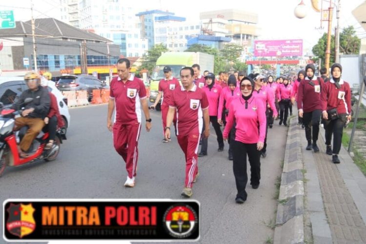 Bhayangkari Pengurus Daerah (PD) Sumatera Selatan menggelar kegiatan olahraga bersama, sekaligus bazar Usaha Mikro Kecil Menengah (UMKM) yang bertempat di Lapangan Gedung Utama Presisi, Mapolda Sumsel Jalan Jenderal Sudirman Palembang, Selasa (29/04/2025) pagi.