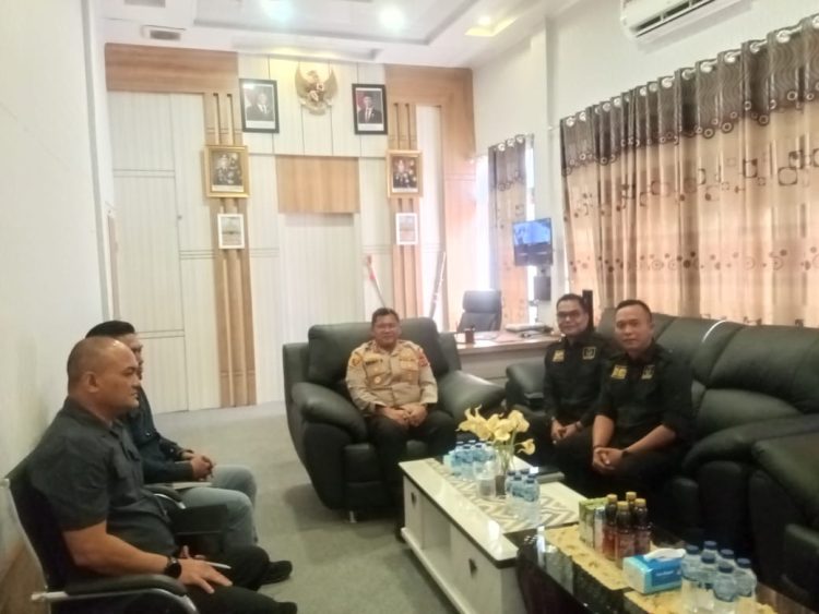 Yayasan Lembaga Bantuan Hukum Advokasi Aceh (YLBH-AKA) Nagan Raya, Aceh, Selasa (29/04/25) bersilaturahmi bersama Kapolres Nagan Raya dan diterima oleh Kapolres AKBP Benny Bathara, S. I..K., M. I. K, dan didampingi Kasatreskrim AKP Muhammad Nizar serta Kasat Intelkam Iptu Devi Iswandi Syahputra berlangsung di ruang kerja Kapolres Nagan Raya.