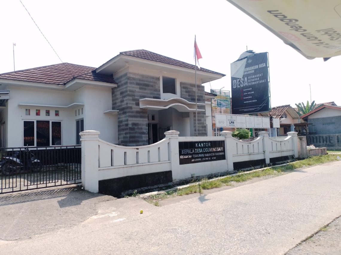 Situasi di Kantor Desa Cigunungsari terlihat sepi hanya seoramg Pegawai Desa yang ada didalam Kantor (Foto. Dok: RH/Mitrapolri.com/30/04/2025)