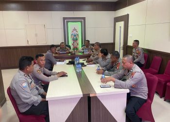 Rapat dilaksanakan di Aula Command Center Polresta Palangka Raya mulai pukul 07.30 WIB, dipimpin langsung oleh Kapolresta Palangka Raya, Kombes Pol Dedy Supriadi, S.I.K., M.H., melalui Kabag SDM Kompol Suyatno, serta diikuti oleh Kasatbinmas, personel Bag SDM, dan personel Satbinmas Polresta Palangka Raya.