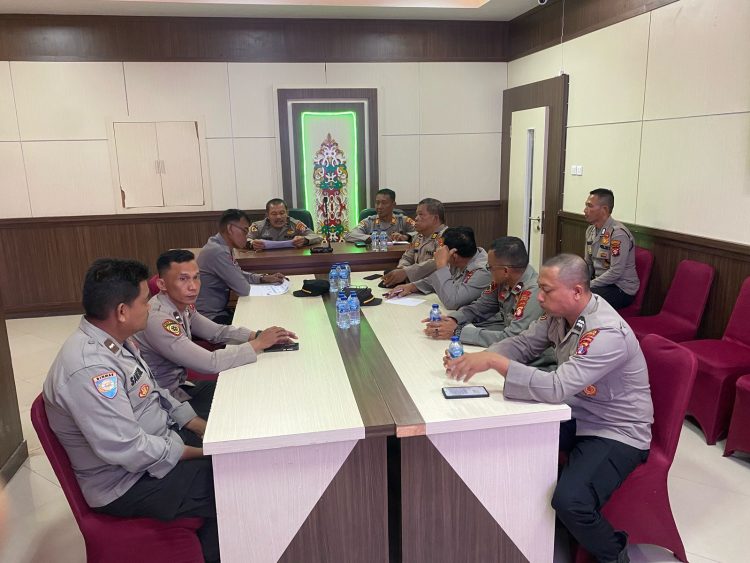 Rapat dilaksanakan di Aula Command Center Polresta Palangka Raya mulai pukul 07.30 WIB, dipimpin langsung oleh Kapolresta Palangka Raya, Kombes Pol Dedy Supriadi, S.I.K., M.H., melalui Kabag SDM Kompol Suyatno, serta diikuti oleh Kasatbinmas, personel Bag SDM, dan personel Satbinmas Polresta Palangka Raya.