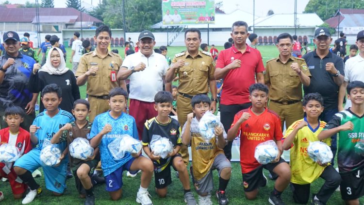 Dandim 1016/Palangka Raya Kolonel Arh Jimmy Hutapea, S.E., M.I.Pol, dalam hal ini diwakili Kepala Staf Kodim 1016/Palangka Raya Letkol Arm Khazanatul Israr, S.Pd., M.M.menghadiri pembukaan turnamen sepak bola Liga 1 dan Liga Usia Dini ASKOT PSSI Palangka Raya, di Lapangan Sylva Mini Soccer jalan Tjilik Riwut km 1Palangka Raya, Selasa sore (29/4/2025).