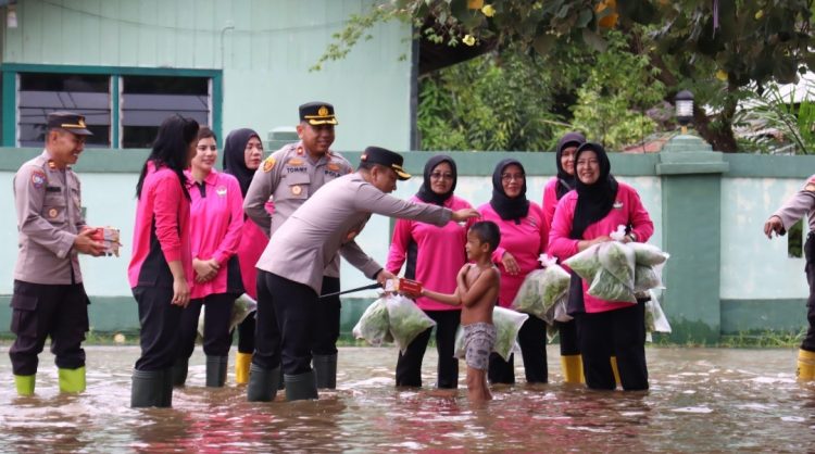 Kapolres Barsel AKBP Jecson R. Hutapea, S.I.K., M.H. bersama Ketua Bhayangkari Cabang Barsel Ny. Iryanti Jecson memberikan Bantuan Sosial (Bansos) kepada masyarakat yang terdampak, Selasa (22/4/2025) pagi.