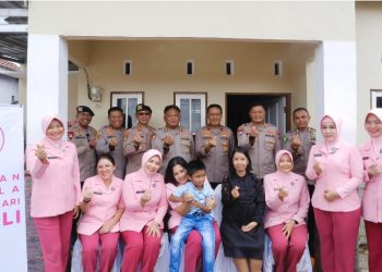 Ketua Bhayangkari Pengurus Daerah Kalteng Ny. drg. Irene Iwan Kurniawan beserta Wakapolda Brigjen Pol Dr. Rakhmad Setyadi dan sejumlah pejabat utama Polda, melakukan anjangsana membesuk Bhayangkari, warakawuri dan keluarga anggota Polri yang sedang sakit, Rabu (23/4/2025) siang.