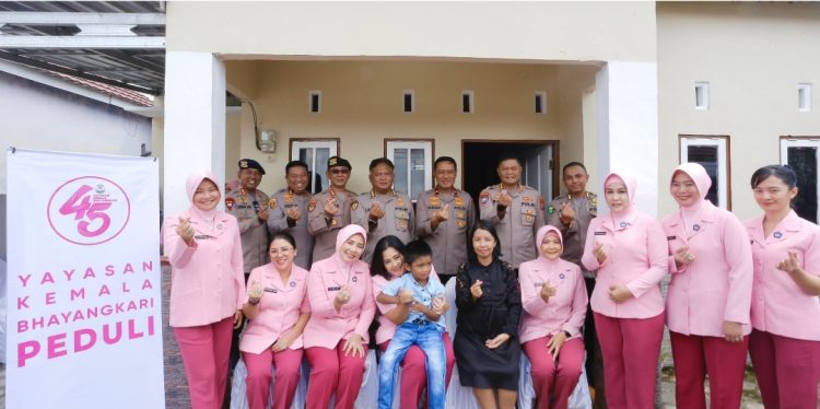 Ketua Bhayangkari Pengurus Daerah Kalteng Ny. drg. Irene Iwan Kurniawan beserta Wakapolda Brigjen Pol Dr. Rakhmad Setyadi dan sejumlah pejabat utama Polda, melakukan anjangsana membesuk Bhayangkari, warakawuri dan keluarga anggota Polri yang sedang sakit, Rabu (23/4/2025) siang.